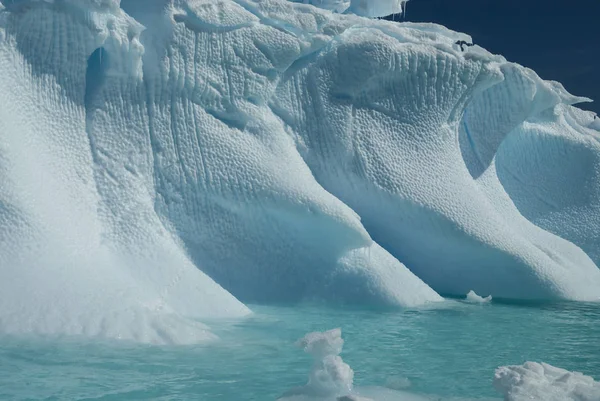 Belle vue sur les icebergs en Antarctique — Photo