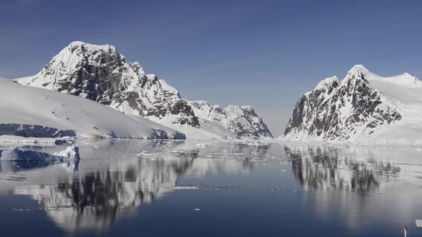 Uitzicht op de bergen in Antarctica — Stockvideo