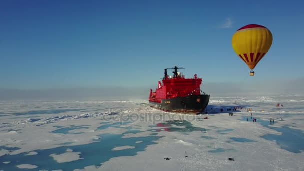 얼음 위에 비행 하는 뜨거운 공기 풍선 — 비디오