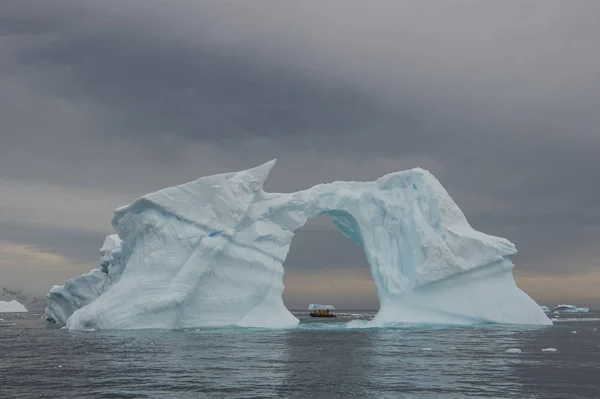 Όμορφη θέα των παγόβουνων στην Ανταρκτική — Φωτογραφία Αρχείου