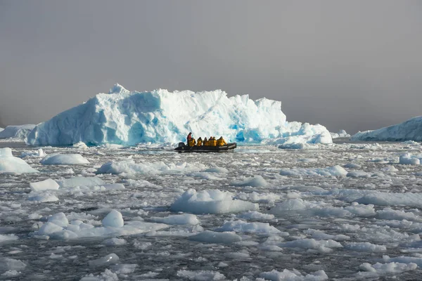 Bela vista de icebergs na Antártida — Fotografia de Stock