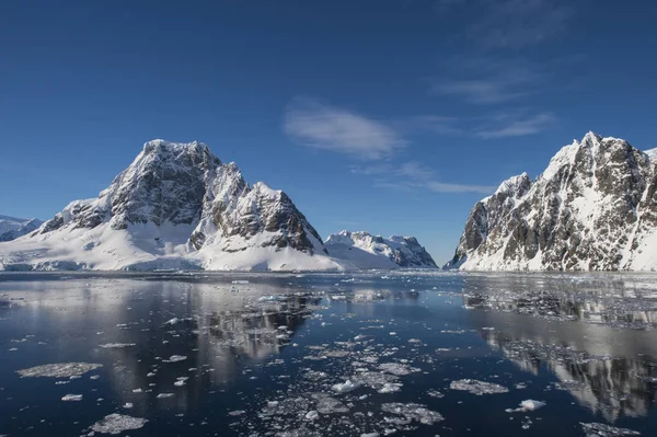 Vue sur la montagne en Antarctique — Photo