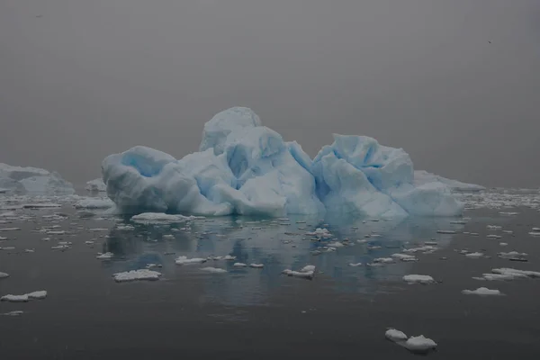 Hermosa vista de los icebergs en la Antártida — Foto de Stock