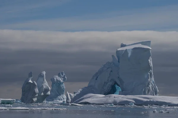 Hermosa vista de los icebergs en la Antártida —  Fotos de Stock