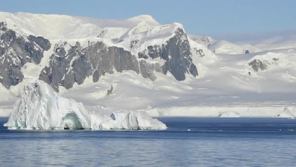 Bela vista de icebergs na Antártida — Vídeo de Stock