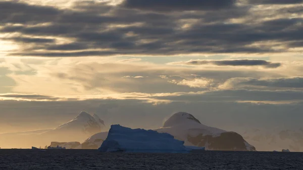 Mountain view beatiful view sunset in Antarctica — Stock Photo, Image