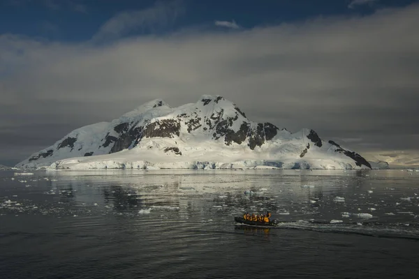 Vue sur la montagne vue béatifique coucher de soleil en Antarctique — Photo