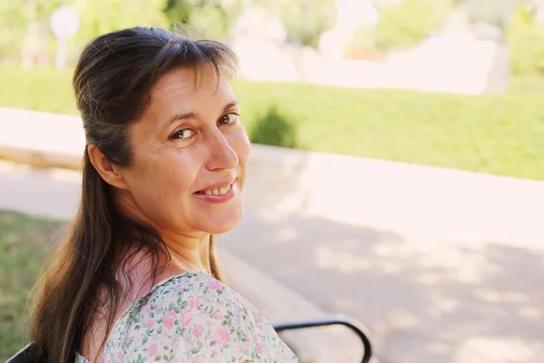 Femme souriante dans le parc — Photo