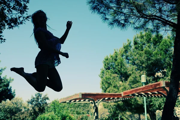 Silhouette di donna che salta — Foto Stock