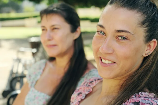 Chica joven con su madre — Foto de Stock