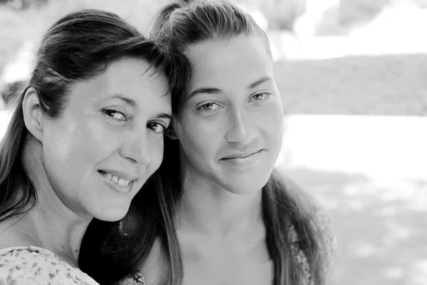 母亲和年幼的女儿 — 图库照片