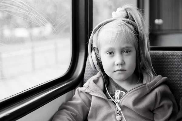 坐在火车的女孩 — 图库照片