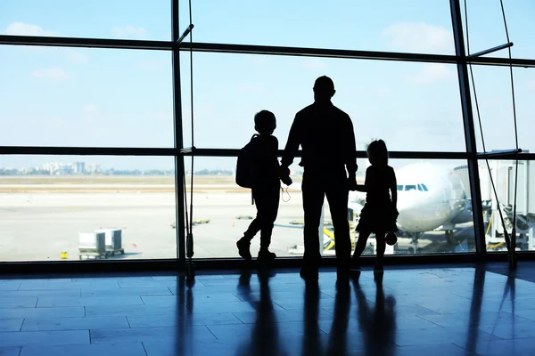 Father and two kids standing — Stock Photo, Image