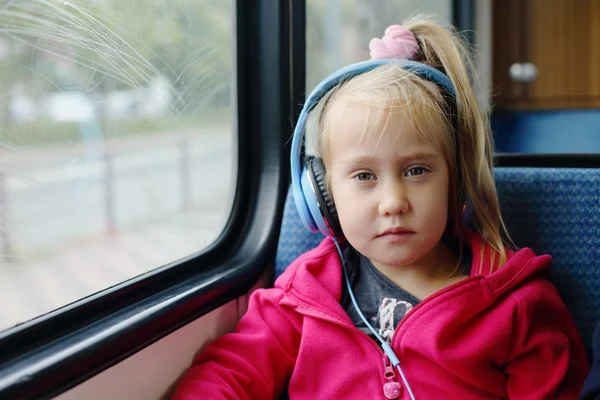 坐在火车的女孩 — 图库照片