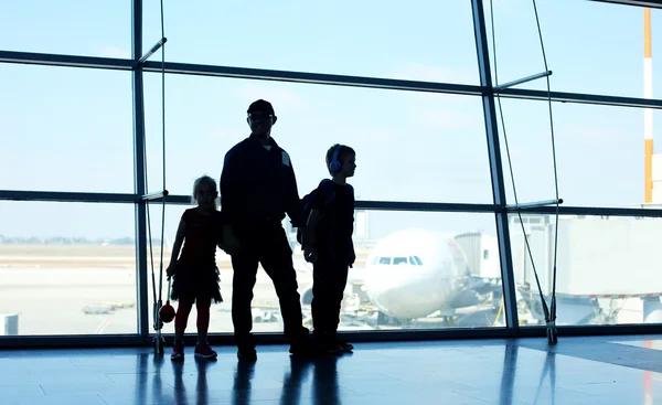 Father and two kids standing — Stock Photo, Image