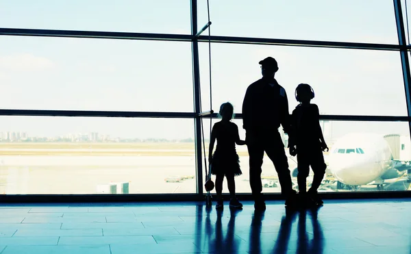 Father and two kids standing — Stock Photo, Image