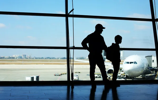 Silhouettes of father and son — Stock Photo, Image