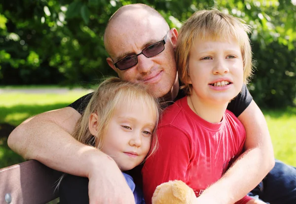 Pappa med två barn — Stockfoto