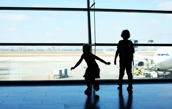 Kids standing in front of window — Stock Photo, Image