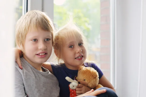 Schattige jongen met zus — Stockfoto