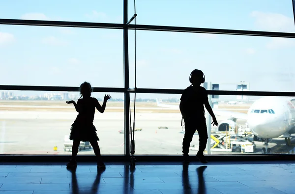 Kids standing in front of window — Stock Photo, Image