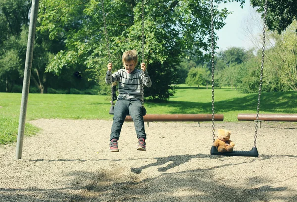 Enfant assis sur swing — Photo