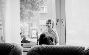 pencerenin oturan çocuk