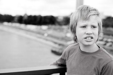 sevimli çocuk köprüde duran