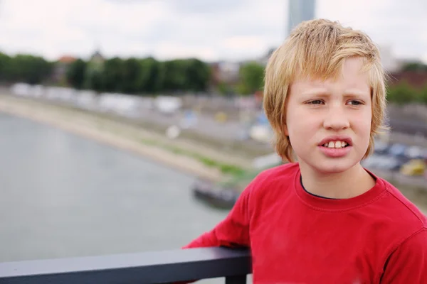 Jongen staande op de brug — Stockfoto