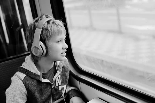 Ragazzo in cuffia in treno — Foto Stock