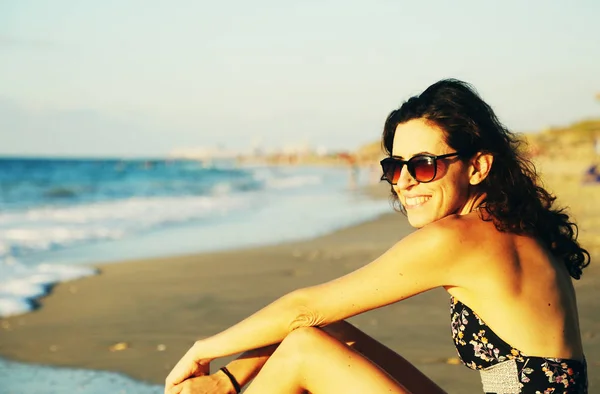 Mulher sentada na praia — Fotografia de Stock