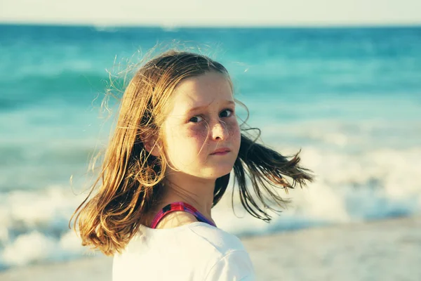 Meisje op het strand — Stockfoto