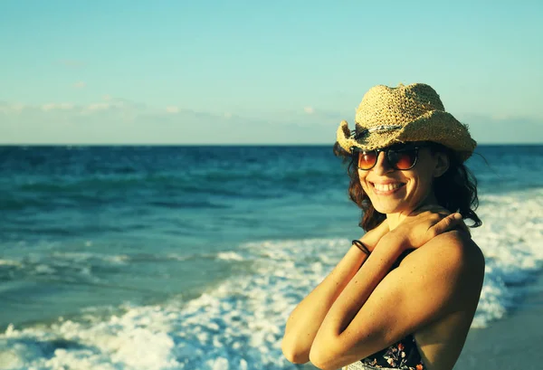 Bella donna in spiaggia — Foto Stock