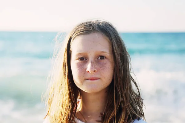 Petite fille à la plage — Photo