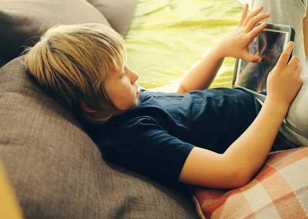 男孩玩平板电脑 — 图库照片