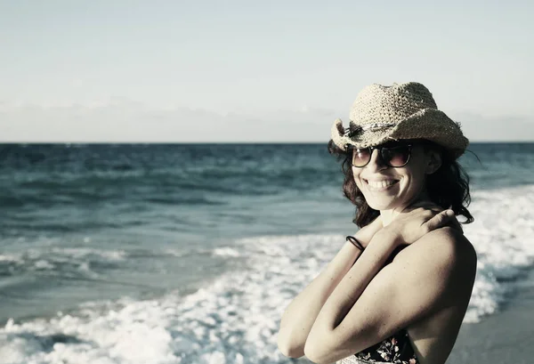 ビーチで帽子の女 — ストック写真