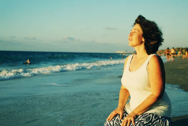 Vrouw ontspannen op het strand — Stockfoto