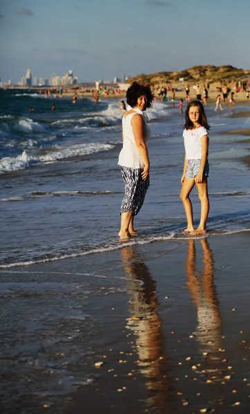 Anne ve Kız Yürüyor — Stok fotoğraf