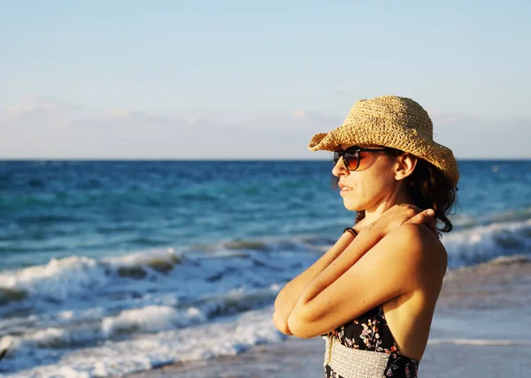 Mulher bonita na praia — Fotografia de Stock