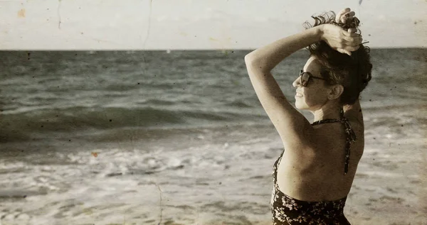Όμορφη γυναίκα στην παραλία — Φωτογραφία Αρχείου