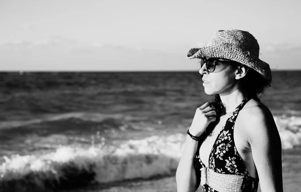 Donna in cappello in spiaggia — Foto Stock