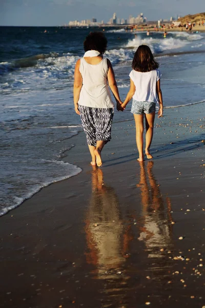 Moeder en dochter wandelen — Stockfoto