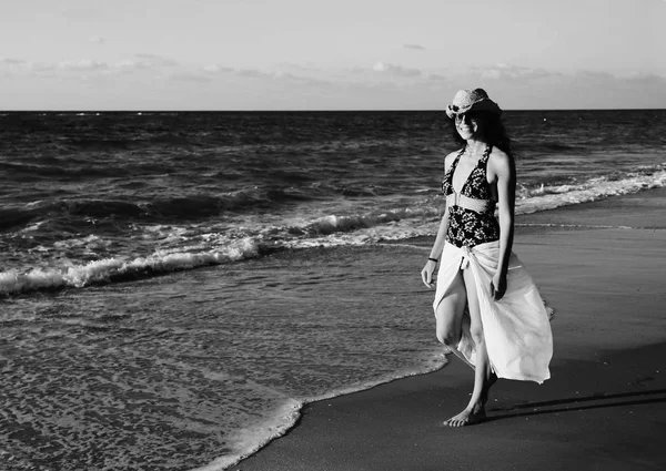 Frau geht am Strand spazieren — Stockfoto