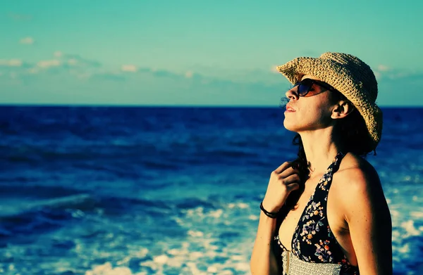 Piękna kobieta na plaży. — Zdjęcie stockowe