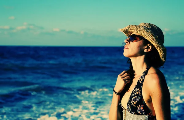 Mulher bonita na praia — Fotografia de Stock