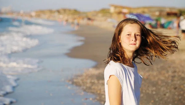 Menina na praia — Fotografia de Stock