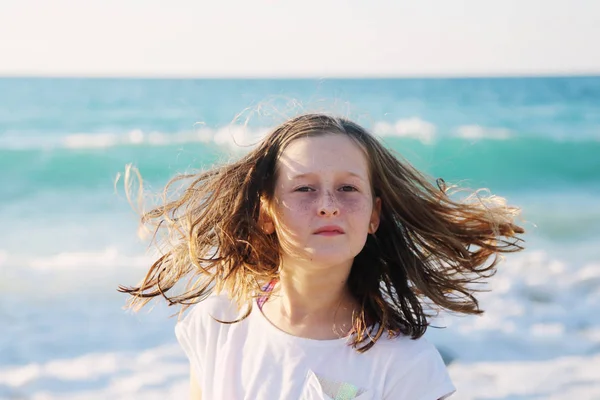 Plajda küçük kız — Stok fotoğraf
