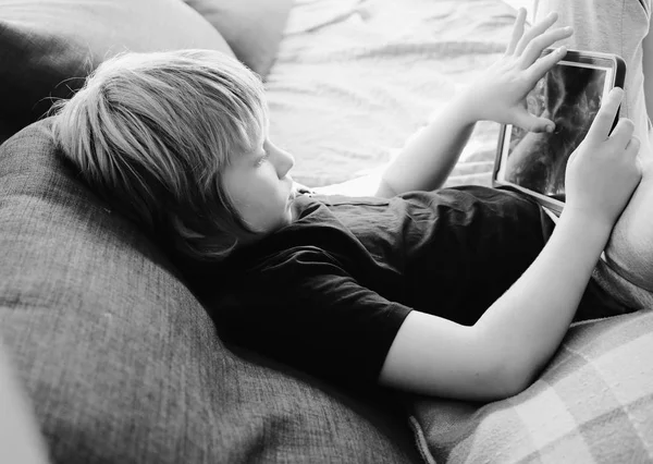 Menino brincando com tablet — Fotografia de Stock