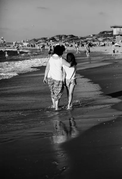 Mãe e filha caminhando — Fotografia de Stock