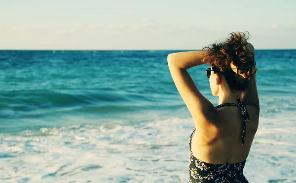 Schöne Frau am Strand — Stockfoto